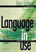 LANGUAGE IN USE PRE-INTERMEDIATE CLASSROOM BOOK (NEW ED.) - Popul�rn� �ty�d�ln� kurz pro dosp�l� a ml�de�, kter� je pro studenty zaj�mav� a motivuje je k pln�mu v�konu.