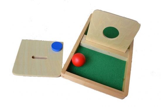 Deska s otvorem k prostrkávání míčku a disku Montessori